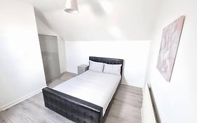 Peaceful 4 Bedroom House With Free Parking